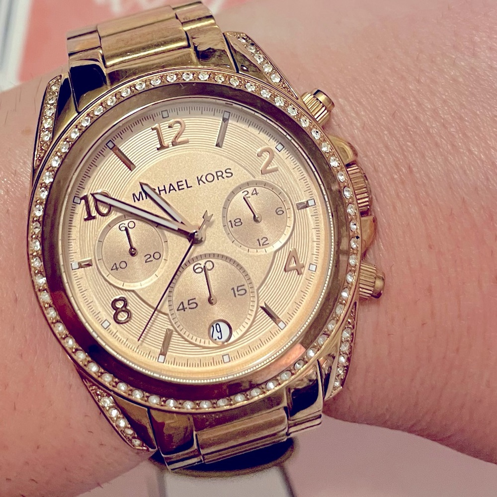 Beautiful Rose Gold time piece, Can be used for everyday wear or dress it up !